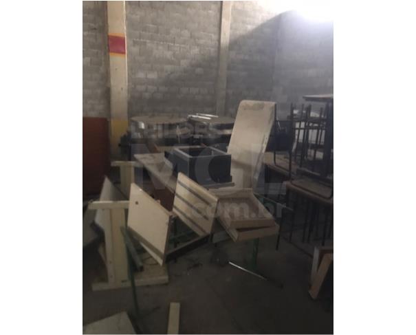 Foto de CRUZEIRO/SP - Aproximadamente de 2.000 cadeiras escolares, 2.000 carteiras escolares, 30 macas em ferro, 06 freezers, 3 autoclaves.