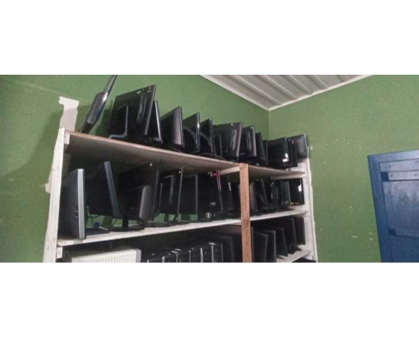 Foto de COLOMBO/PR - Sucatas diversas de TI, microcomputadores, monitores, impressoras, telefones