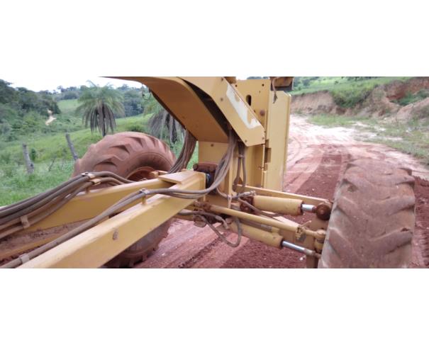 Foto de SANTO ANTONIO DO RIO ABAIXO/MG - Motoniveladora Caterpillar, modelo 120K.