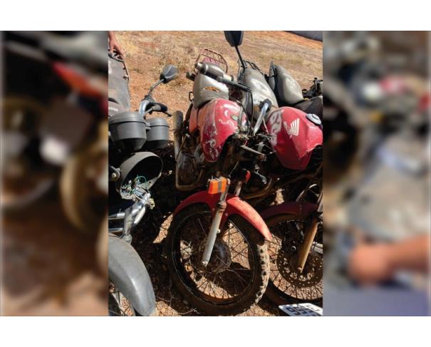 Foto de ARAGUAPAZ/GO - Lote com 04 motos e 1 carro - SUCATAS PARA DESTRUIÇÃO