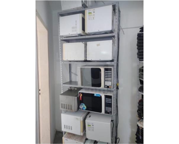 Foto de SIMÕES FILHO/BA - Lote contendo aprox. 72 bens diversos, incluindo microondas, bebedouro e purificadores de água, desumidificadores de ar, aspirador de pó, balanças, trenas, etc.
