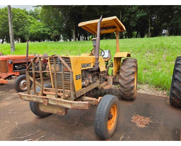 Foto de LONDRINA/PR - TRATOR AGRÍCOLA 4X2 MARCA VALMET MODELO 88ID