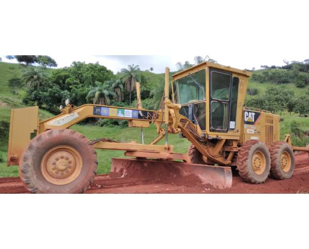 Foto de SANTO ANTONIO DO RIO ABAIXO/MG - Motoniveladora Caterpillar, modelo 120K.