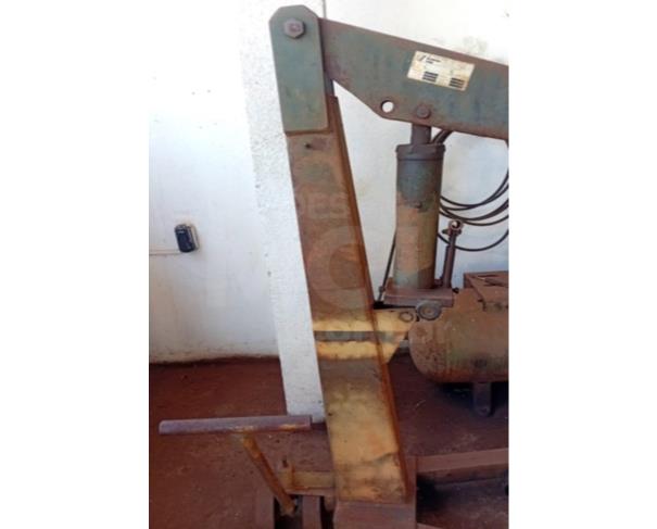 Foto de UBERABA/MG - Macaco hidráulico modelo STD série 957453, ano 1995.