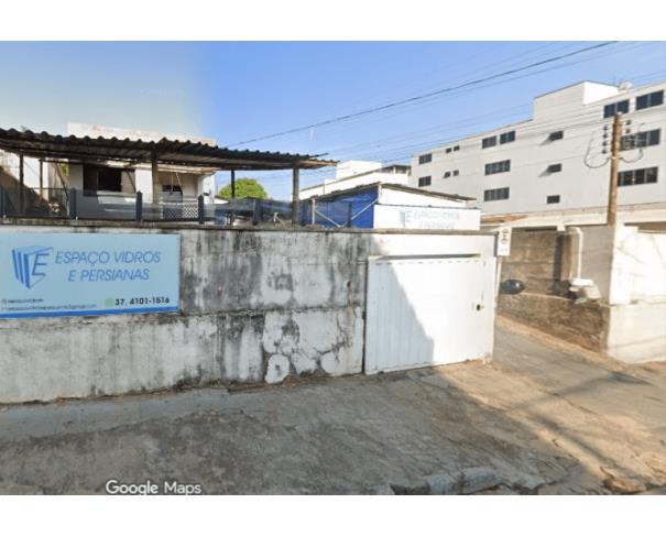 Foto de ITAÚNA/MG - Lote com casa de 3 quartos e barracão ao fundo no bairro de Lourdes.