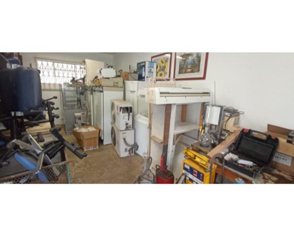 Foto de COLOMBO/PR - Sucatas de equipamentos laboratoriais e de manutenção diversos, câmaras de germinação, refrigerador, agitador, tupia, roçadeira