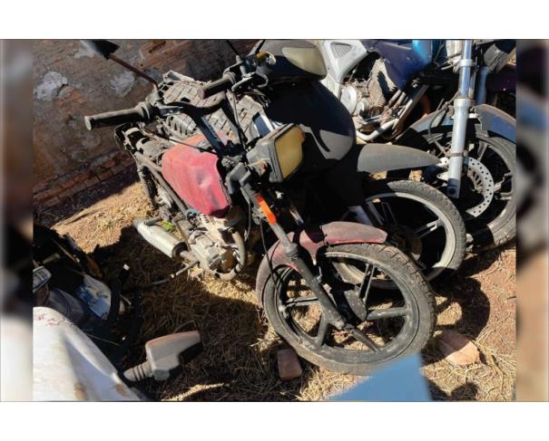 Foto de ARAGUAPAZ/GO - Lote com 04 motos e 1 carro - SUCATAS PARA DESTRUIÇÃO