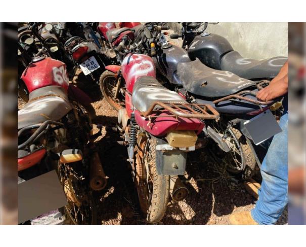 Foto de ARAGUAPAZ/GO - Lote com 04 motos e 1 carro - SUCATAS PARA DESTRUIÇÃO