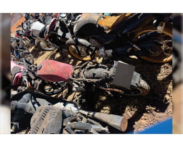 Foto de ARAGUAPAZ/GO - Lote com 04 motos e 1 carro - SUCATAS PARA DESTRUIÇÃO