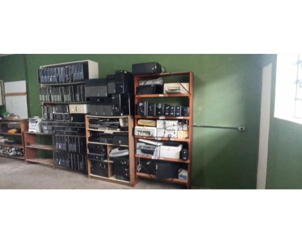 Foto de COLOMBO/PR - Sucatas diversas de TI, microcomputadores, monitores, impressoras, telefones
