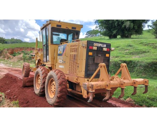 Foto de SANTO ANTONIO DO RIO ABAIXO/MG - Motoniveladora Caterpillar, modelo 120K.