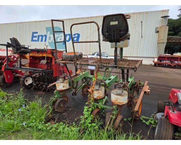 Foto de LONDRINA/PR - SUCATA DE PLANTADEIRA SFIL, FALTANDO PEÇAS, CARRINHOS DE SEMENTES E DISCOS DE CORTE