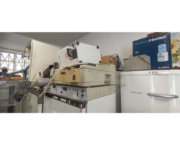 Foto de COLOMBO/PR - Sucatas de equipamentos laboratoriais e de manutenção diversos, câmaras de germinação, refrigerador, agitador, tupia, roçadeira