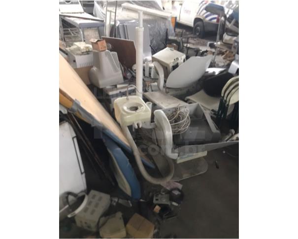 Foto de CRUZEIRO/SP - Aproximadamente de 2.000 cadeiras escolares, 2.000 carteiras escolares, 30 macas em ferro, 06 freezers, 3 autoclaves.
