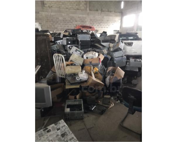 Foto de CRUZEIRO/SP - Aproximadamente de 2.000 cadeiras escolares, 2.000 carteiras escolares, 30 macas em ferro, 06 freezers, 3 autoclaves.
