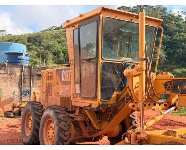 Foto de SANTO ANTONIO DO RIO ABAIXO/MG - Motoniveladora Caterpillar, modelo 120K.