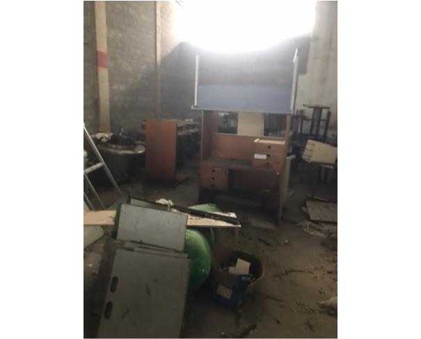 Foto de CRUZEIRO/SP - Aproximadamente de 2.000 cadeiras escolares, 2.000 carteiras escolares, 30 macas em ferro, 06 freezers, 3 autoclaves.