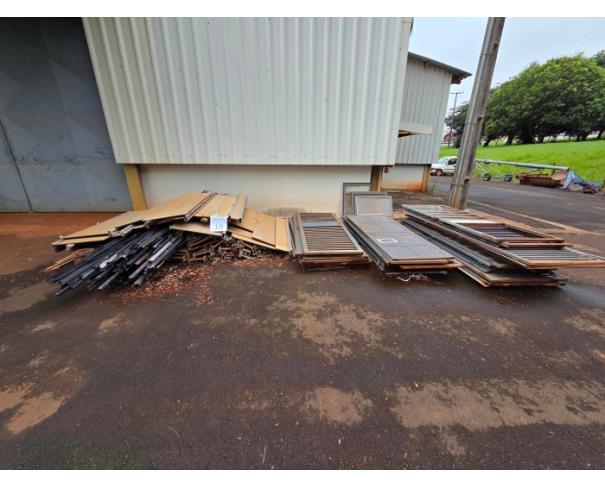 Foto de LONDRINA/PR - PORTAS DE FERRO E DIVISORIAS DE COMPENSADO NAVAL