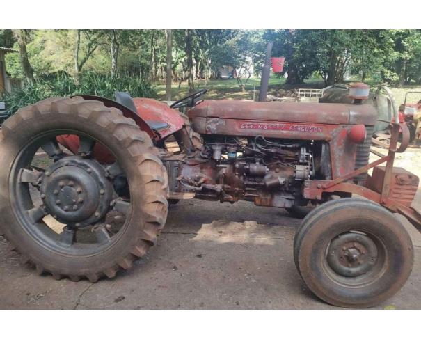 Foto de CHAPECÓ/SC - Trator agrícola de rodas - Ford modelo
