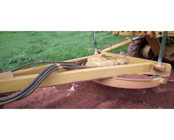 Foto de SANTO ANTONIO DO RIO ABAIXO/MG - Motoniveladora Caterpillar, modelo 120K.