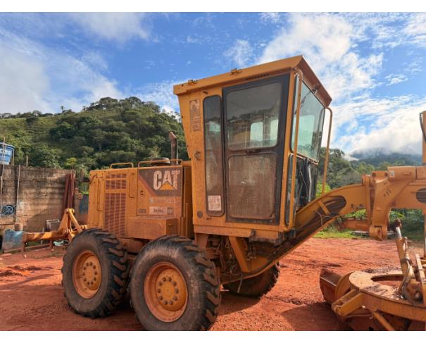 Foto de SANTO ANTONIO DO RIO ABAIXO/MG - Motoniveladora Caterpillar, modelo 120K.