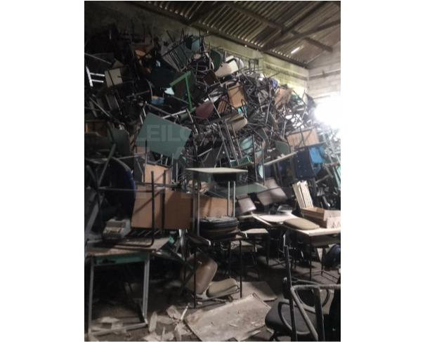 Foto de CRUZEIRO/SP - Aproximadamente de 2.000 cadeiras escolares, 2.000 carteiras escolares, 30 macas em ferro, 06 freezers, 3 autoclaves.