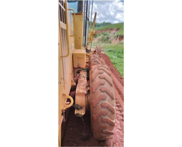 Foto de SANTO ANTONIO DO RIO ABAIXO/MG - Motoniveladora Caterpillar, modelo 120K.