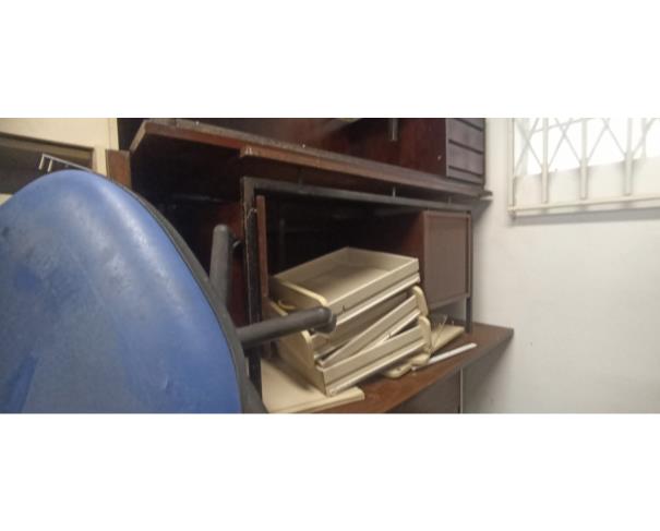 Foto de COLOMBO/PR - Sucatas diversas de móveis, cadeiras de escritório, mesas e outros
