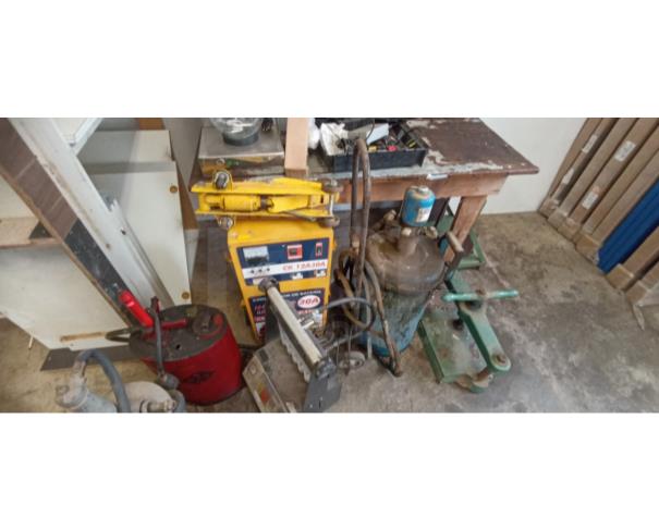 Foto de COLOMBO/PR - Sucatas de equipamentos laboratoriais e de manutenção diversos, câmaras de germinação, refrigerador, agitador, tupia, roçadeira