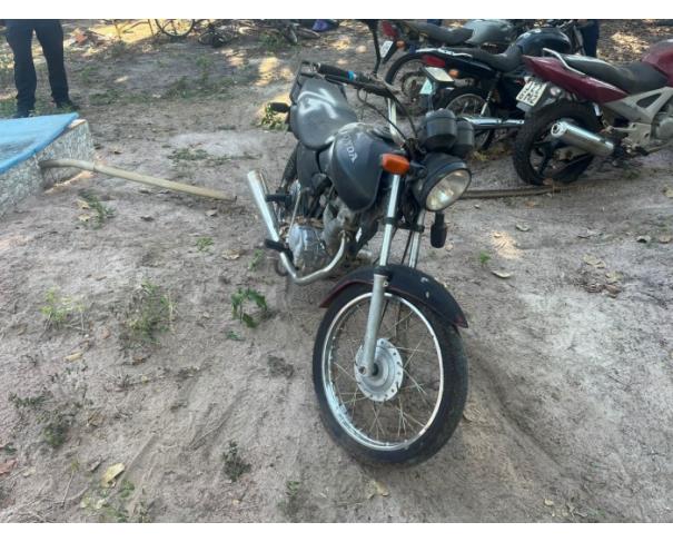Foto de ARAGUAPAZ/GO - Motocicleta HONDA CG 125 Fan - PARA RETIRADA DE PEÇAS - MOTOR INSERVÍVEL 
