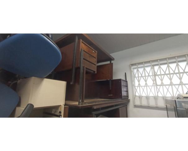 Foto de COLOMBO/PR - Sucatas diversas de móveis, cadeiras de escritório, mesas e outros