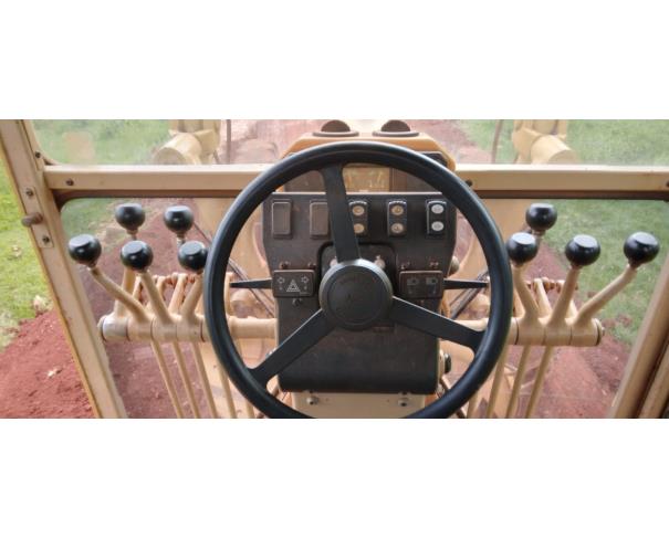 Foto de SANTO ANTONIO DO RIO ABAIXO/MG - Motoniveladora Caterpillar, modelo 120K.