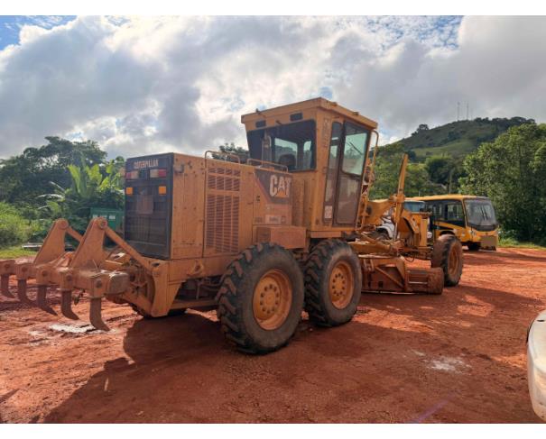 Foto de SANTO ANTONIO DO RIO ABAIXO/MG - Motoniveladora Caterpillar, modelo 120K.
