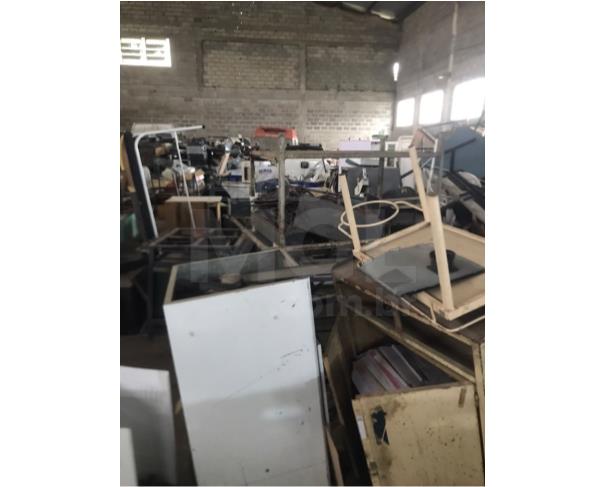 Foto de CRUZEIRO/SP - Aproximadamente de 2.000 cadeiras escolares, 2.000 carteiras escolares, 30 macas em ferro, 06 freezers, 3 autoclaves.