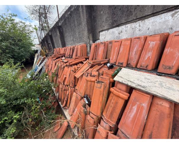 Foto de BELO HORIZONTE/MG - Aproximadamente 1.000 telhas misturadas, com capa e bica