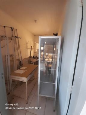 ELDORADO/MS - Diversos itens: berço de metal, macas de exames ginecológicos, camas hospitalares, andador infantil, suporte para braço, suportes de soro, suporte fixa, biombos, armário de aço, armário vitrine 02 portas
