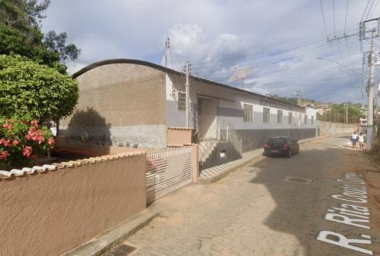 ALÉM PARAÍBA/MG — Clube com campo de futebol e benfeitorias