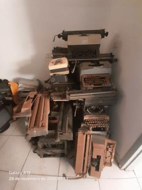ELDORADO/MS - Diversos itens: Máquinas de escrever mecânicas, calculadora eletromecânica